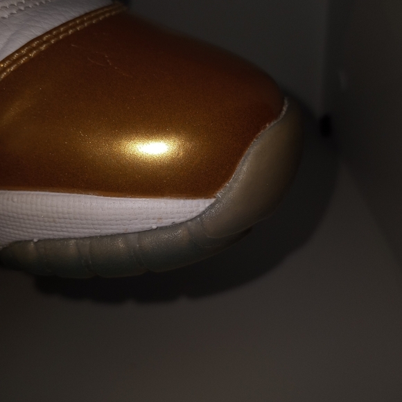 Metallic gold and white air jordan 11 - Picture 5 of 15